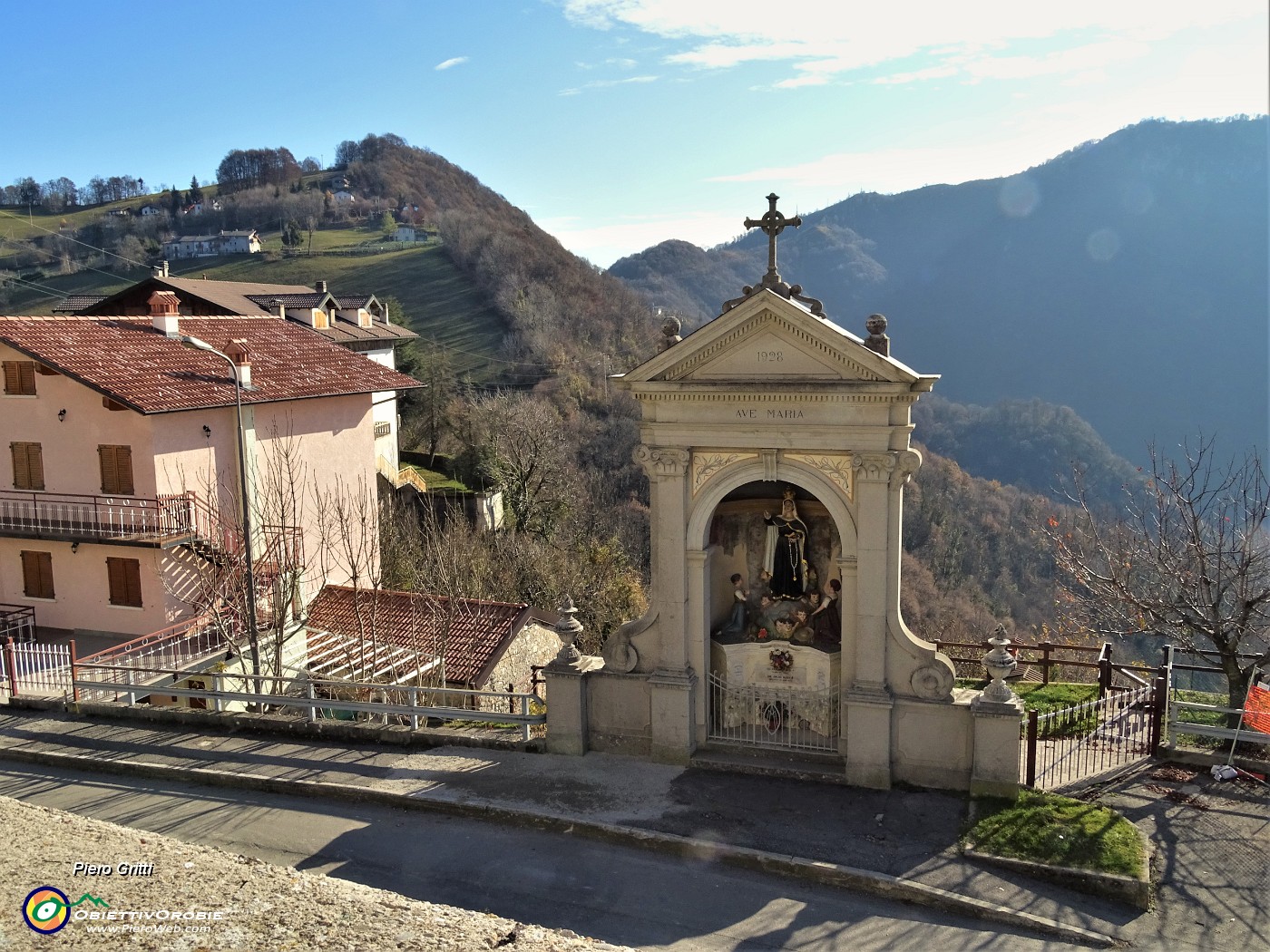 59 Di fronte alla Chiesa sorge  la Cappella della Madonna di Caravaggio.JPG